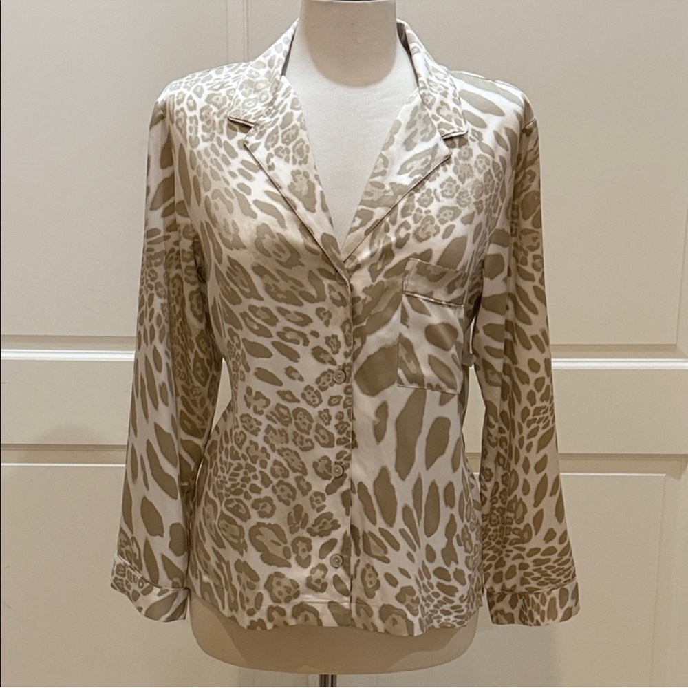 Natori ladies blouse NWT size medium price is firm